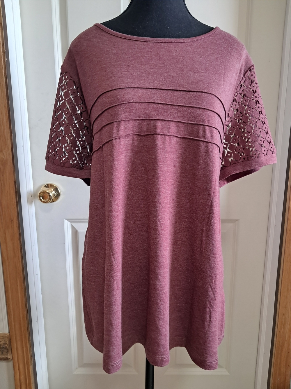 Lace-Sleeve Pintuck Women's Top in Mauve